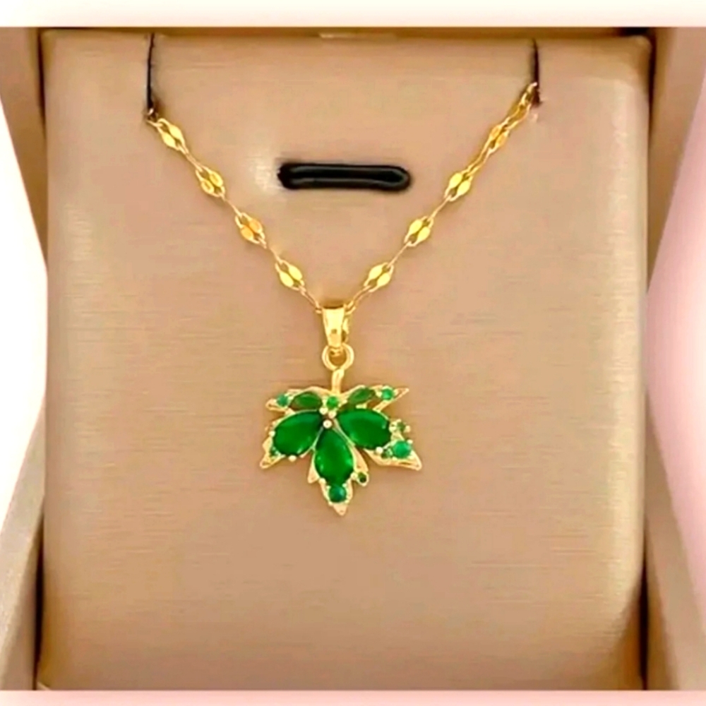 NWT Green Maple Leaf Necklace BEATUTIFLLY DETAILED Gold Tone Chain